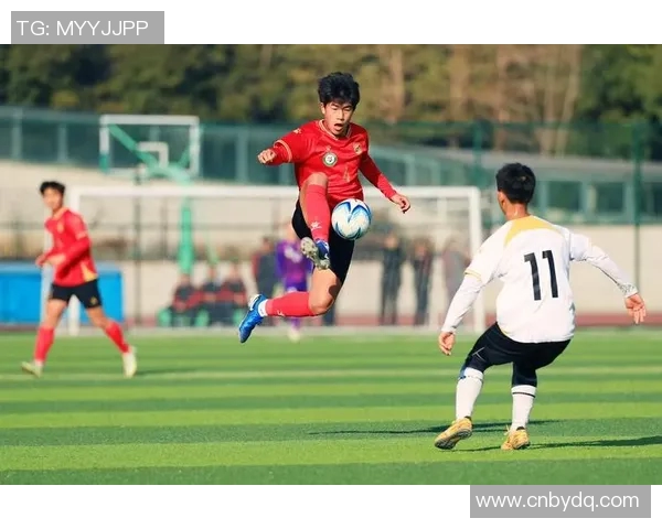 围绕世界顶级足球巨星展现绿茵赛场激情与辉煌瞬间