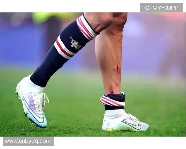 足球巨星怒摔手机引热议 揭示运动员情绪管理与个人隐私之争