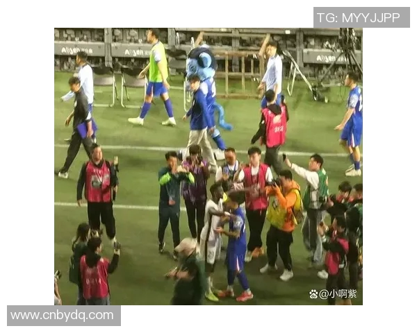 足球明星偶遇小球迷的暖心瞬间引发全场关注如何面对这些感人时刻